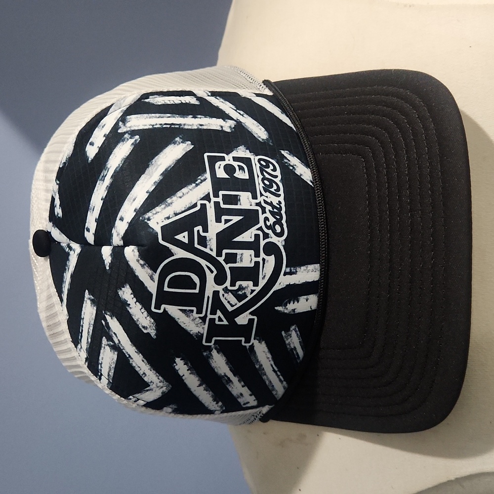 Dakine snapback trucker hat black and white